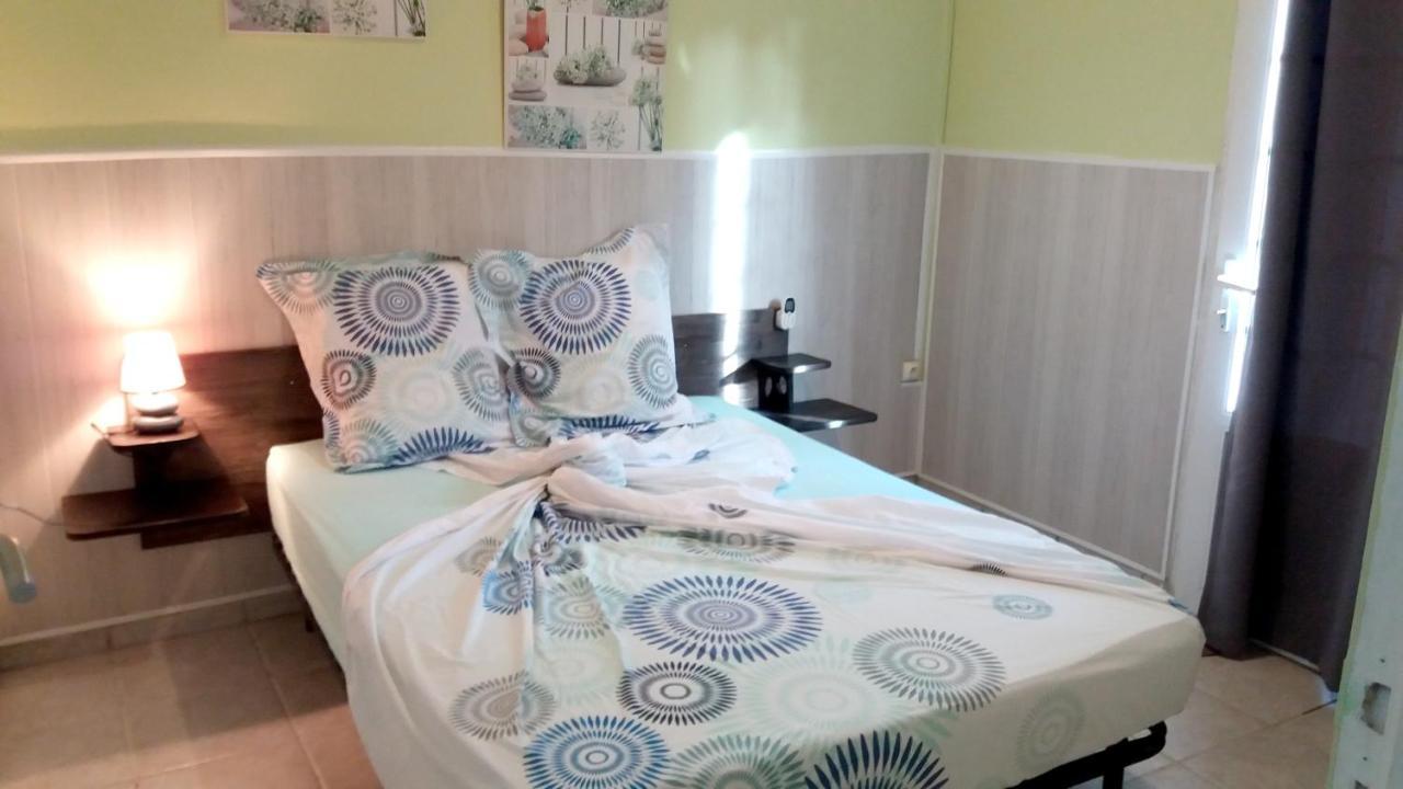 Maison de 2 chambres avec jardin clos et wifi a Riviere Salee a 8 km de la plage Extérieur photo
