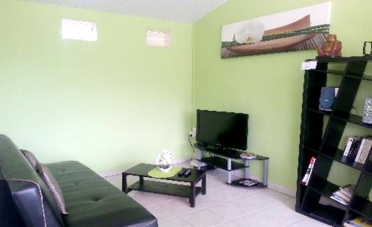 Maison de 2 chambres avec jardin clos et wifi a Riviere Salee a 8 km de la plage Extérieur photo